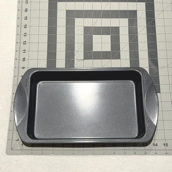 NEW! 2 Wilton Cake Pans - 12" Cake Rectangle Tin & 4" Heart Cupcake Tin Baking - Picture 3 of 3